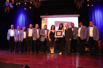 La Marimba Usula Internacional al recibir el prestigioso y honroso reconocimiento en el Salón Nacional de Arte.