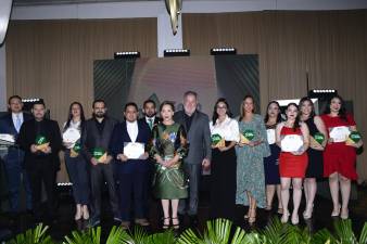 Esta segunda edición de los Premios Sello Verde tuvo lugar en la Plaza de las Banderas de SPS, en donde representantes y directivos de las empresas fueron parte del elegante evento.