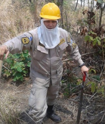Con honores despiden a los dos bomberos héroes