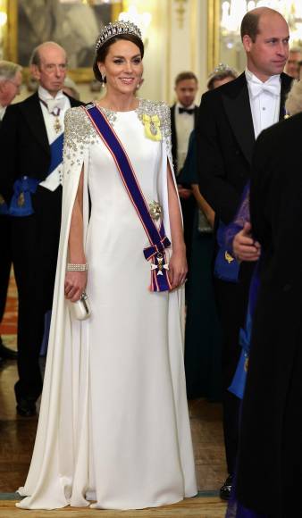 <b>En su primer banquete como </b>princesa de Gales, la futura reina de Inglaterra eligió un hermoso diseño de Jenny Packham, valorado en más de 5,000 dólares. 