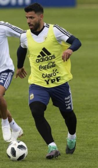 Argentina's forward Sergio Aguero (R) and Panama's forward Blas Perez take part in a training session at the team's base camp in Bronnitsy, near Moscow, Russia, on June 11, 2018, ahead of the Russia 2018 World Cup football tournament.. / AFP PHOTO / JUAN MABROMATA