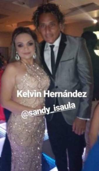 El portero Kevin Hernández se hizo presente a la fiesta.
