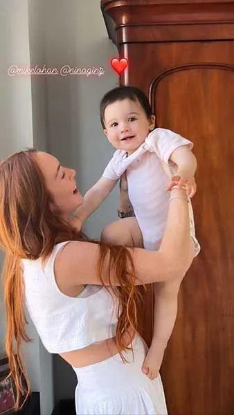 Lindsay Lohan en una imagen de Instagram junto a su hijo.