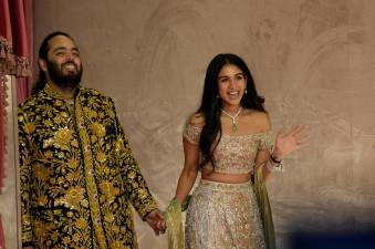 Anant Ambani junto a su novia Radhika Merchant, previo a la celebración de su boda.