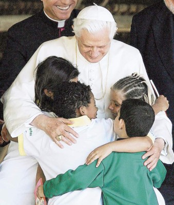 Chávez exige disculpas a Benedicto XVI