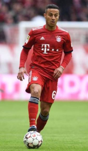 Según el portal Paris United, el PSG está sondeando el mercado en busca de centrocampistas. El último nombre en vincularse al conjunto francés es el de Thiago Alcántara, jugador del Bayern Múnich.