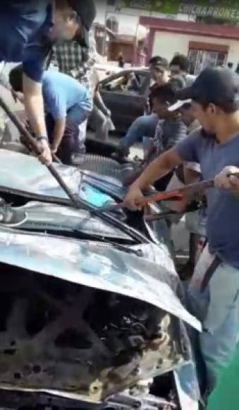 Un video mostró el momento en que el conductor del pick up estaba siendo rescatado.
