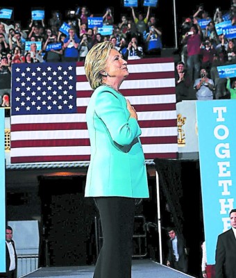 Sondeo ubica a Clinton con 4% sobre un desesperado Trump