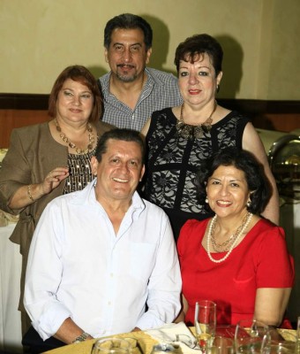 Geraldina Fernández, Adelso Polanco y Francia Velásquez con Arturo Funes y Luichi Pinto.
