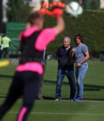 El Barça se entrena sin Luis Enrique, pero ante mirada de Carles Puyol