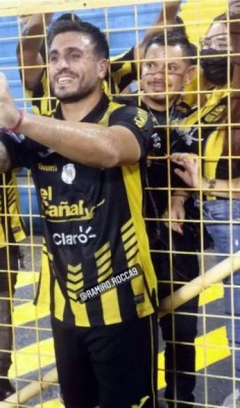 Ramiro Rocca celebró el triunfo con los aficionados del Real España al final del partido.