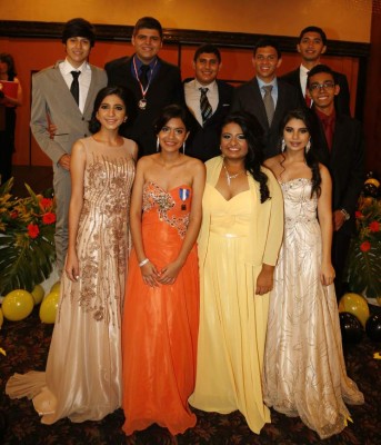 Títulos y dicha por los nuevos profesionales