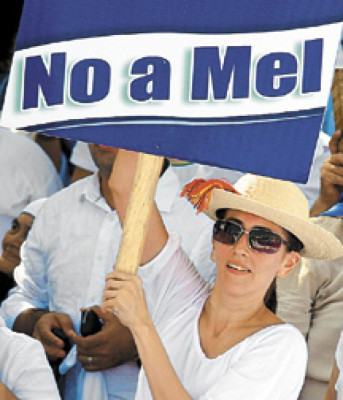 'No a la amnistía, no al regreso de Mel”