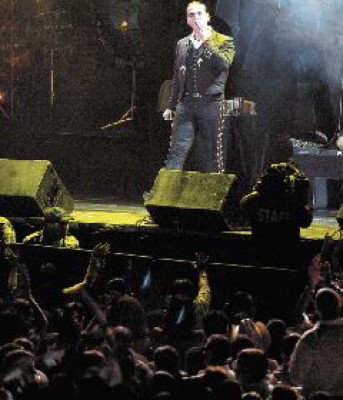 Canta hasta mover su estómago