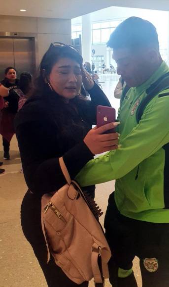 A su llegada al aeropuerto de New Orleans, Francisco ‘Chelito’ Martínez se reencuentro con su hermana Karla Martínez.