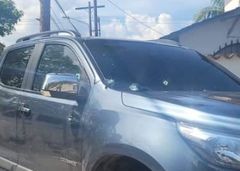 En la parte frontal del vehículo impactaron las balas.