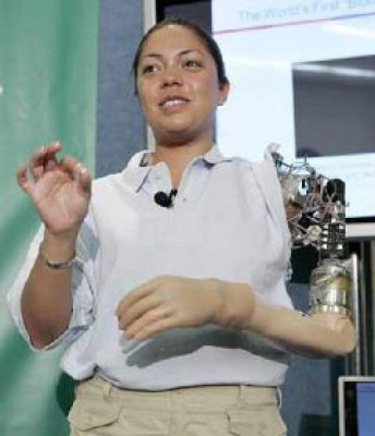 Primera 'mujer biónica” mueve brazo artificial con pensamiento