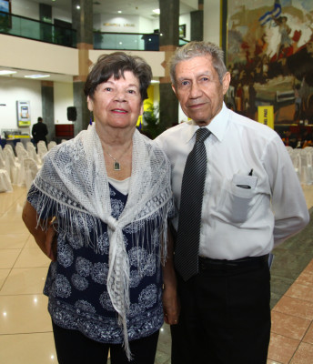 Ana María Alemán recibe reconocimiento