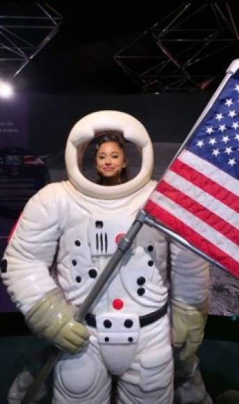 Ariana Grande dio un salto gigante para la humanidad en un traje espacial con orgullo estadounidense.