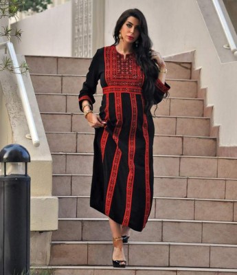 La señora de Borkan luciendo un traje tradicional de Jordania.