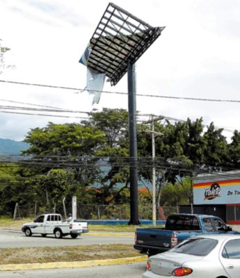 Peligro: rótulos a punto de caerse