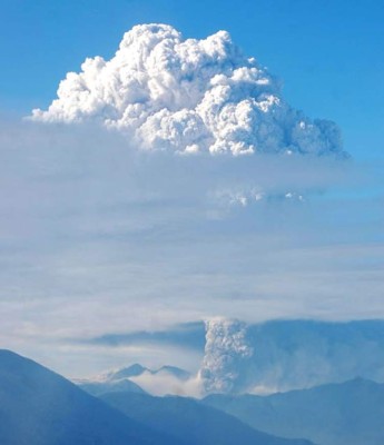 Autoridades chilenas viajan a zona afectada por erupción volcánica