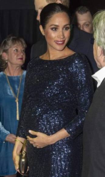 La futura madre completó el look con un brazalete que pertenecía a la fallecida princesa Diana y un bolso de mano de satén negro del diseñador Givenchy.<br/>