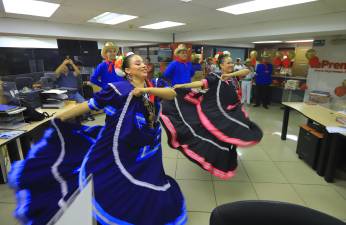 La Academia de Música y Artes Vivaldi con su cuadro folclórico deleitó a los periodistas en su celebración.