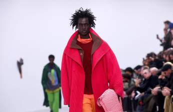 Modelos presentan creaciones durante la colección Otoño/Invierno 2024/2025 de la casa de moda Issey Miyake durante la Semana de la Moda de París.