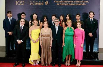 La familia Flores celebró junto a cientos de personas el 100 aniversario de Grupo Flores, donde se realza la premisa “contribuyendo al desarrollo de Honduras con soluciones de movilidad confiable”.