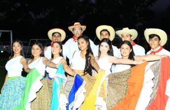 Los futuros bachilleres lucieron trajes típicos, entre ellos, el de Honduras.