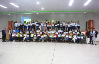 A las decenas de participantes en el Taller Mente Sana se les hizo entrega de un diploma por ser parte de esta importante actividad educativa sobre la salud mental.