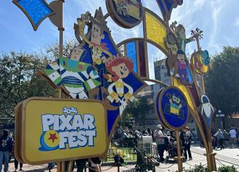 Fotografía de una placa anuncia el Pixar Fest 2024, el miércoles 24 de abril, en el parque de Disney California Adventure Park ubicado en Anaheim, California (EEUU).