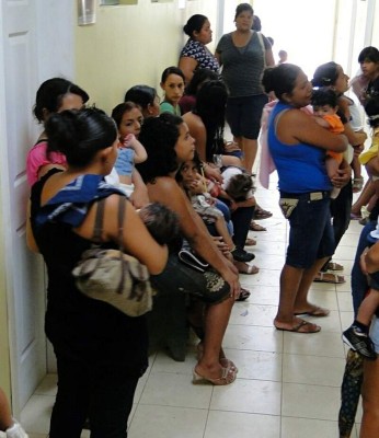 Con toma exigen pago de salarios atrasados