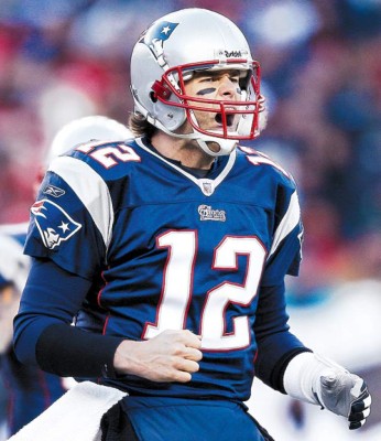 Tom Brady aparece lesionado