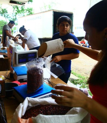 Los Banasupro móviles surten de frijoles a barrios y colonias