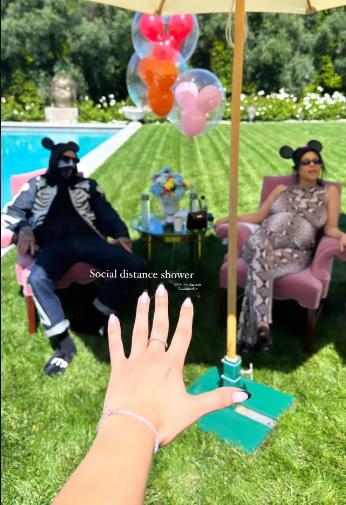 Travis no quiso perderse la celebración a pesar de haber contraído el Covid, lo que le llevó a cubrir su rostro con dos mascarillas y mantenerse a una distancia prudencial de la gente.