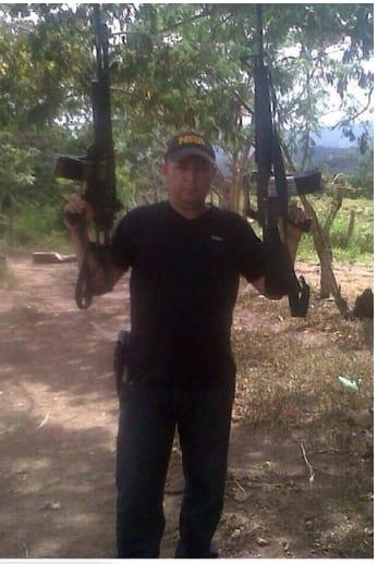 El “Güicho” posa con dos armas de grueso calibre.