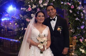 Los recién casados Emy Aguilar y José González.
