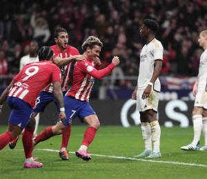 Antoine Griezmann celebrando su golazo que puso el 3-2 para el Atlético ante el Real Madrid.