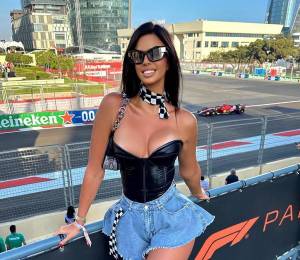 Ivana Knoll, la hermosa croata que se hizo famosa en el Mundial de Qatar 2022, fue invitada de lujo en el Gran Premio de la Fórmula 1 en Azerbaiyán y sorprendió al posar con uno de los pilotos que quedó encantado con la sexy modelo.