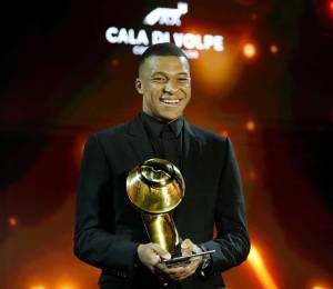 Kylian Mbappé ganó el premio Globe Soccer Awards al mejor futbolista de la temporada.