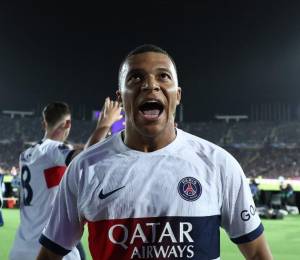 Mbappé celebrando uno de los dos goles del PSG ante