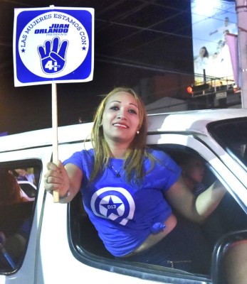Supporters of Honduran President and presidential candidate Juan Orlando Hernandez celebrates in Tegucigalpa, on November 29, 2017.Honduran opposition candidate Salvador Nasralla on Tuesday accused incumbent President Juan Orlando Hernandez of trying to steal the Central American country's bitterly-disputed election by faking poll results. / AFP PHOTO / RODRIGO ARANGUA
