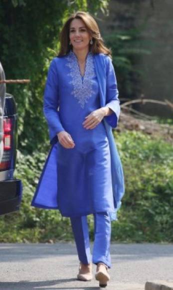 Para iniciar su visita por las colinas de Margalla, al norte de Islamabad, Kate usó un shalwar kameez azul bígaro diseñado por la paquistaní Maheen Khan.