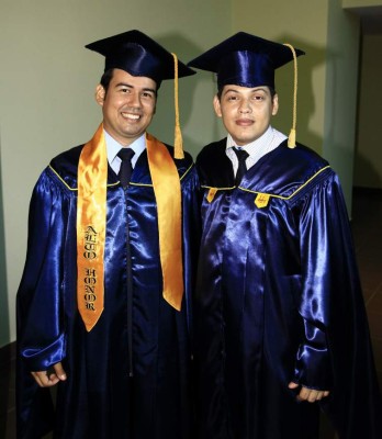 Aplausos por los graduados de la Universidad de San Pedro Sula