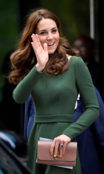 Un día antes, el 01 de mayo, al otro lado del Atlántico Kate Middleton, duquesa de Cambridge, se presentaba en otro de sus compromisos reales.<br/><br/>La esposa del príncipe William lució un vestido muy parecido al elegido por Melania.