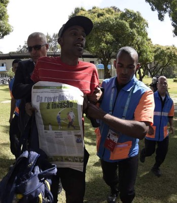 Detienen a brasileño que lloró para ver a Messi en entrenamiento