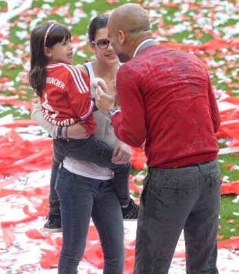 Pep Guardiola recibe la tradicional ducha de cerveza del campeón