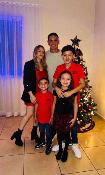 Roberto Moreira, delantero paraguayo del Génesis, disfrutó de la Navidad en Honduras con su esposa Marisa Ontivero y sus hijos.